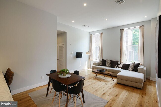 Foto del edificio - 220-24 S 3rd Street Unit 102