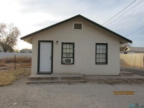 Building Photo - 604 W Dallas Ave