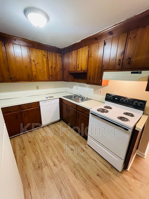 Building Photo - 2548 Cedarwood Dr