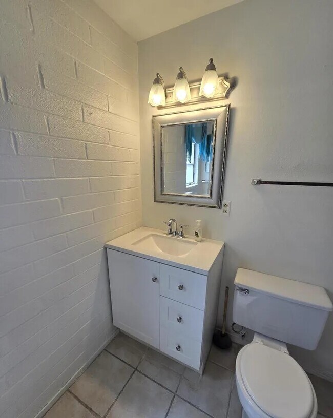 Building Photo - 303 S Paseo Madera
