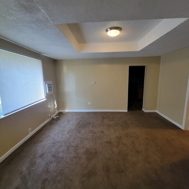 Building Photo - 4 Bedroom Large Garage/Workshop