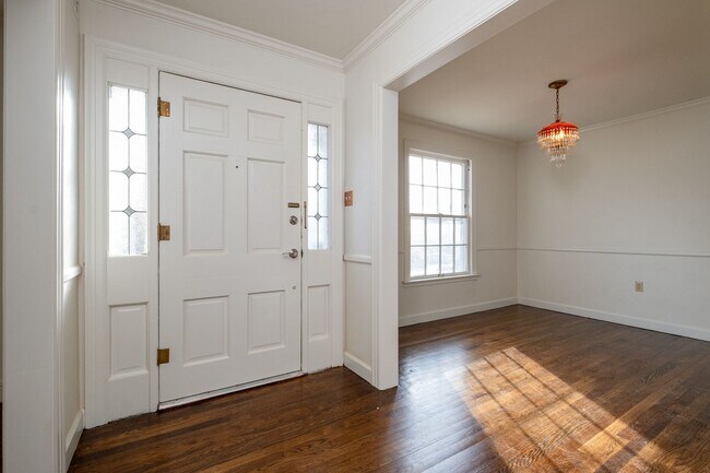 Foto del edificio - Park Hill Home with Original Details and Updated Kitchen