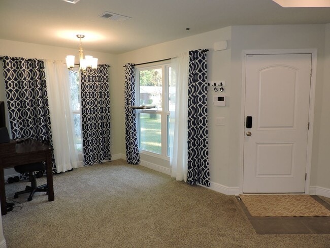 Building Photo - Easy access to Interstate & shopping!