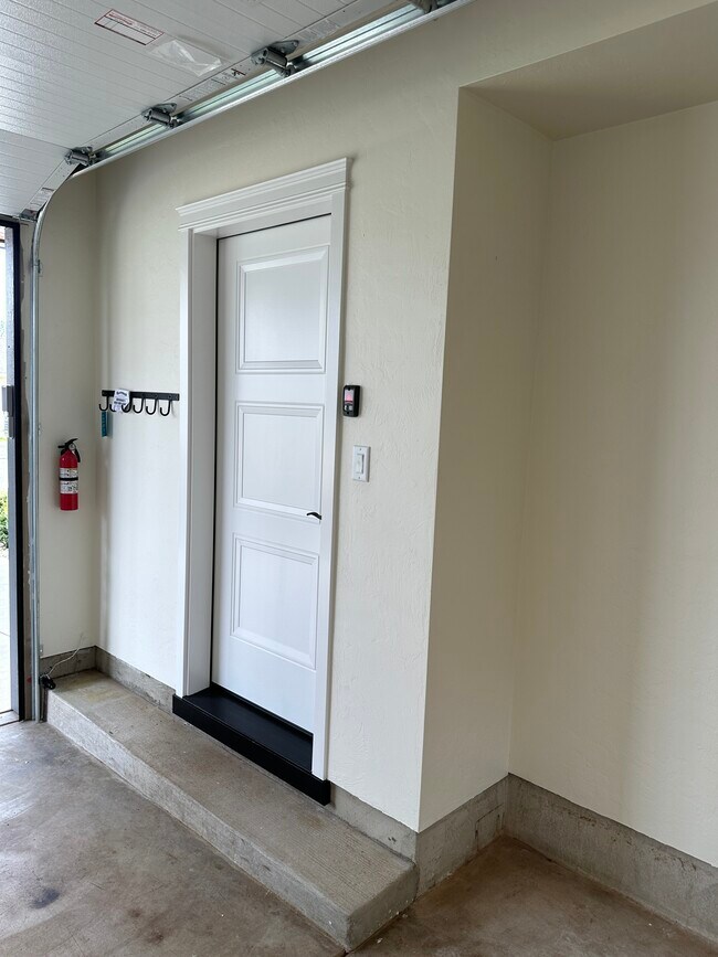 Puerta de entrada al garaje - 712 E 22nd Ave