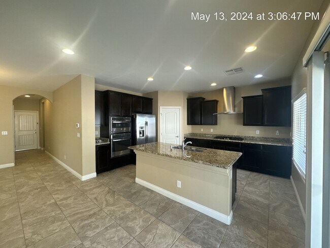 Foto del edificio - 5 Bedroom Home Near Skye Canyon