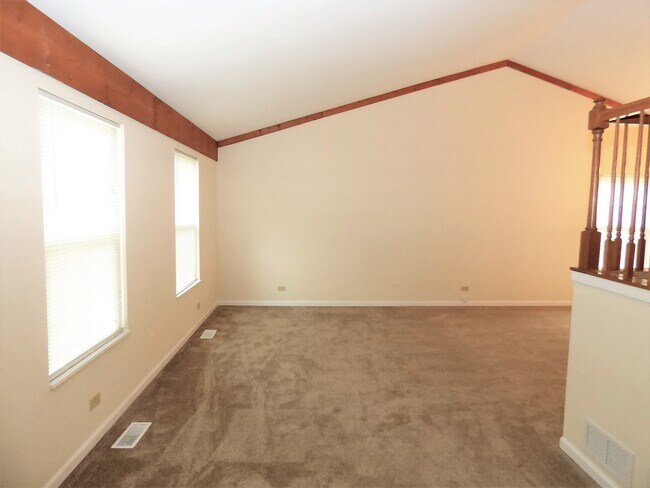 Building Photo - 341 Wooded Knoll Dr