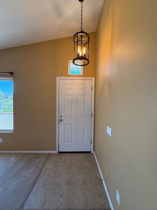 Building Photo - Spacious Single Story 4 Bedroom, 2 Bathroo...