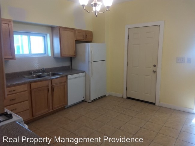 Building Photo - 3 br, 1 bath Apartment - 460 Chalkstone St.