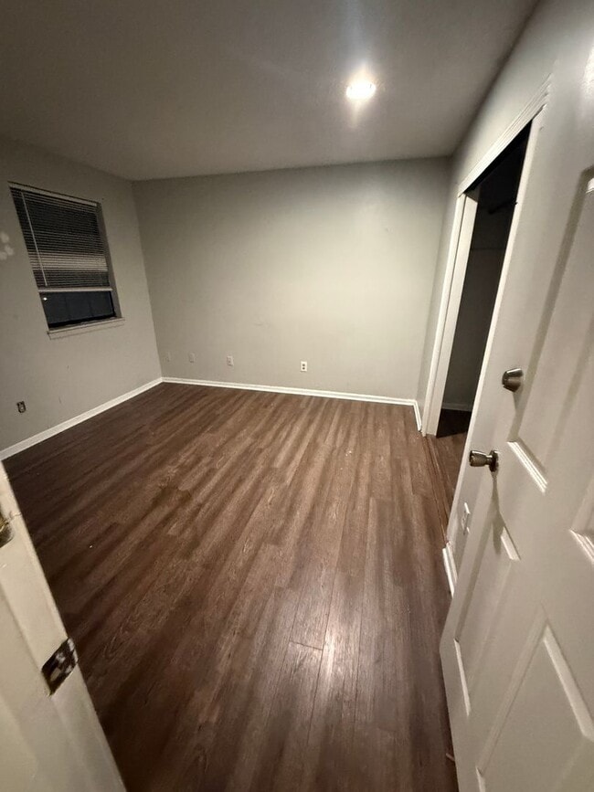 Building Photo - Great 3 Bedroom & 2 Full Baths In GREAT KU Med Area Location