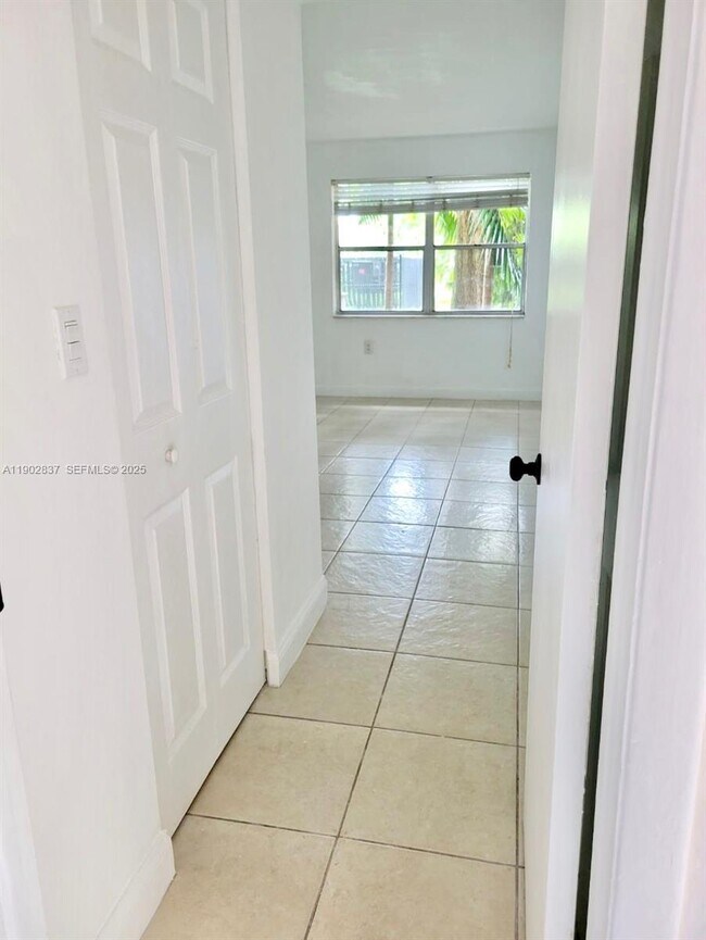 Foto del edificio - 4205 N University Dr