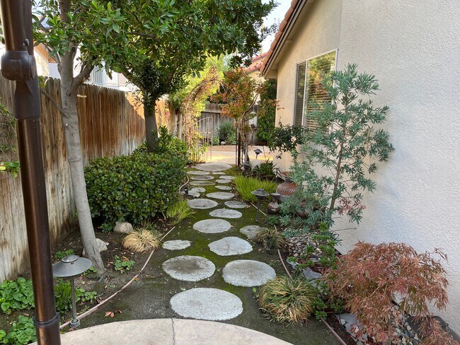 Building Photo - 8606 Fairfield Dr