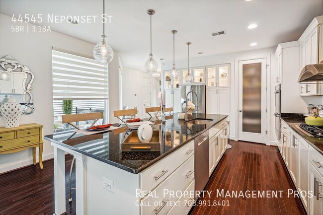 Building Photo - Beautifully Updated and Maintained 5 Bedro...