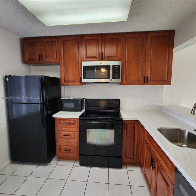 Foto del edificio - 8550 N Sherman Cir