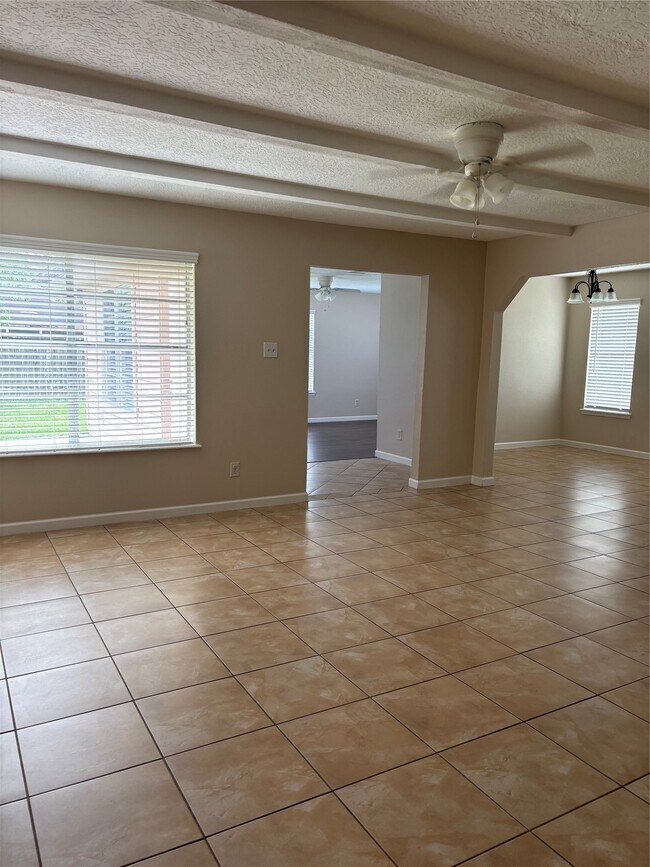 Foto del edificio - 16610 Forest Bend Ave