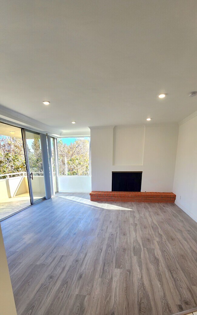 Sala de estar con chimenea - 303 N Swall Dr