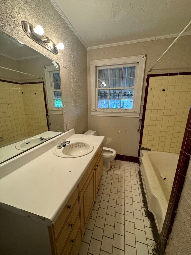 Building Photo - Beautiful Highland Duplex