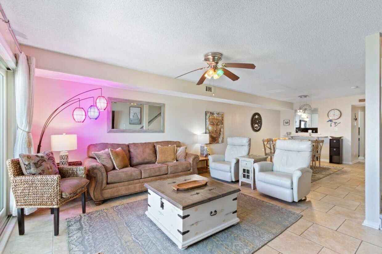 Foto principal - 1988 W Beach Blvd