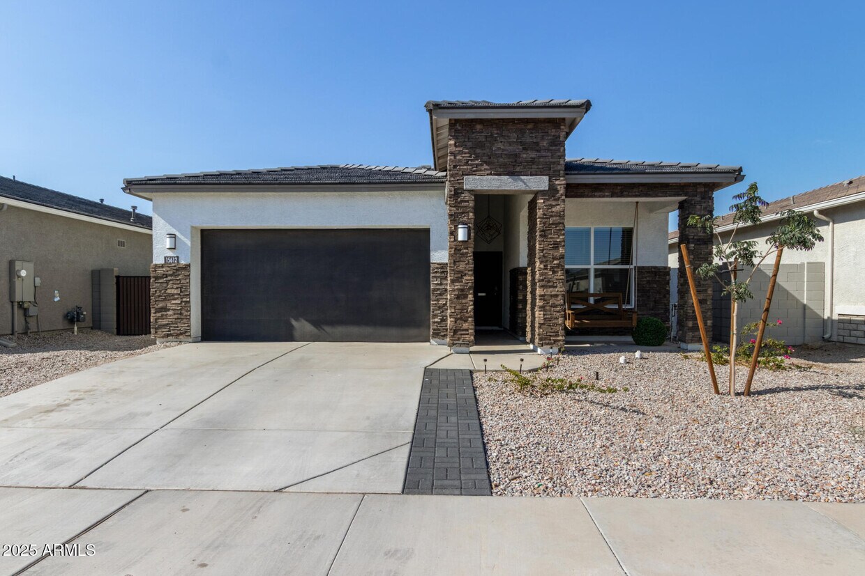 Foto principal - 15612 W Smoketree Dr
