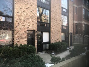 Building Photo - 639 W Wellington Ave
