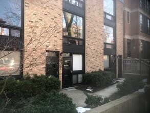 Building Photo - 639 W Wellington Ave