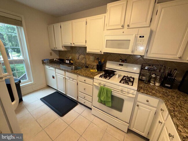 Foto del edificio - 10165 Oakton Terrace Rd