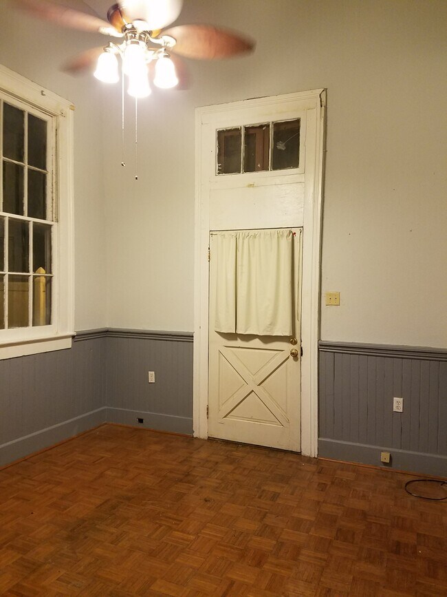 Sala de estar: Vista desde la cocina - 921 N Miro St