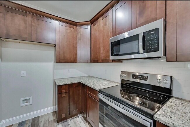 Building Photo - Spacious Townhome Near Several Parks