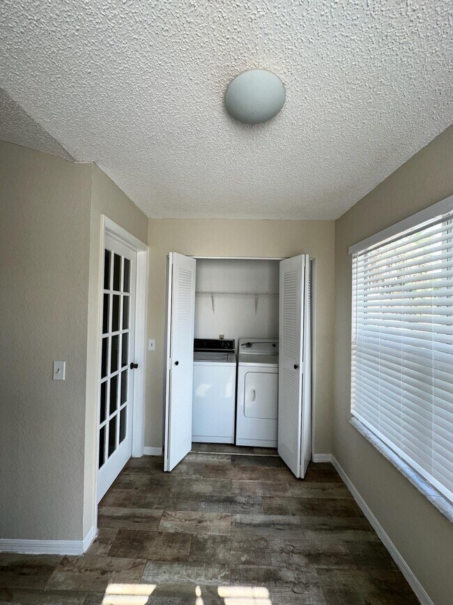 Foto del edificio - 1401 Village Blvd