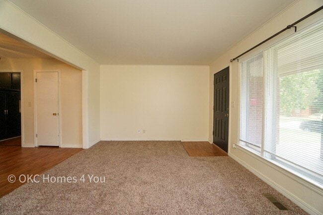 Building Photo - 2 Bed in The Village - Move In Ready