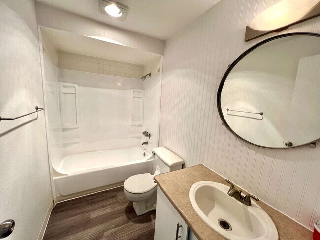 Foto del edificio - Scenic Lakeside Apartment for Rent - Federal Way
