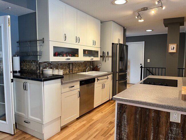 Foto del edificio - Beautiful 4 Bedroom, 3 Bathroom Home in Desirable Country Club Manor