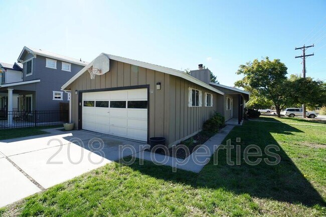 Building Photo - 2205 W Breneman St