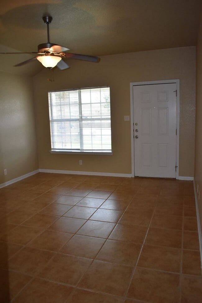 Building Photo - 1600 Nicholas Cir