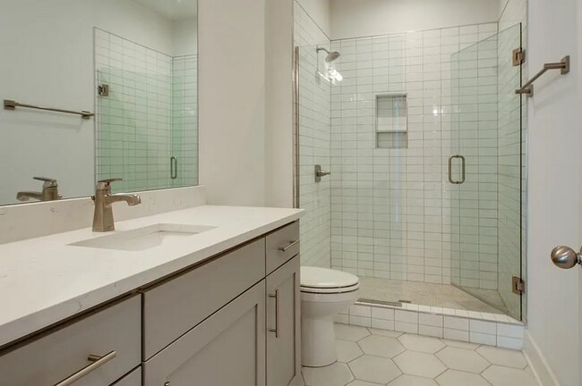 Foto del edificio - Spacious Townhome w/garage