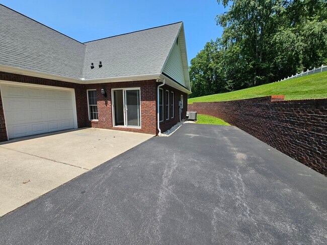 Foto del edificio - 8638 Reedy Creek Rd