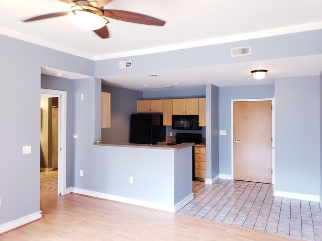 Building Photo - 1 bedroom condo conveniently located in up...