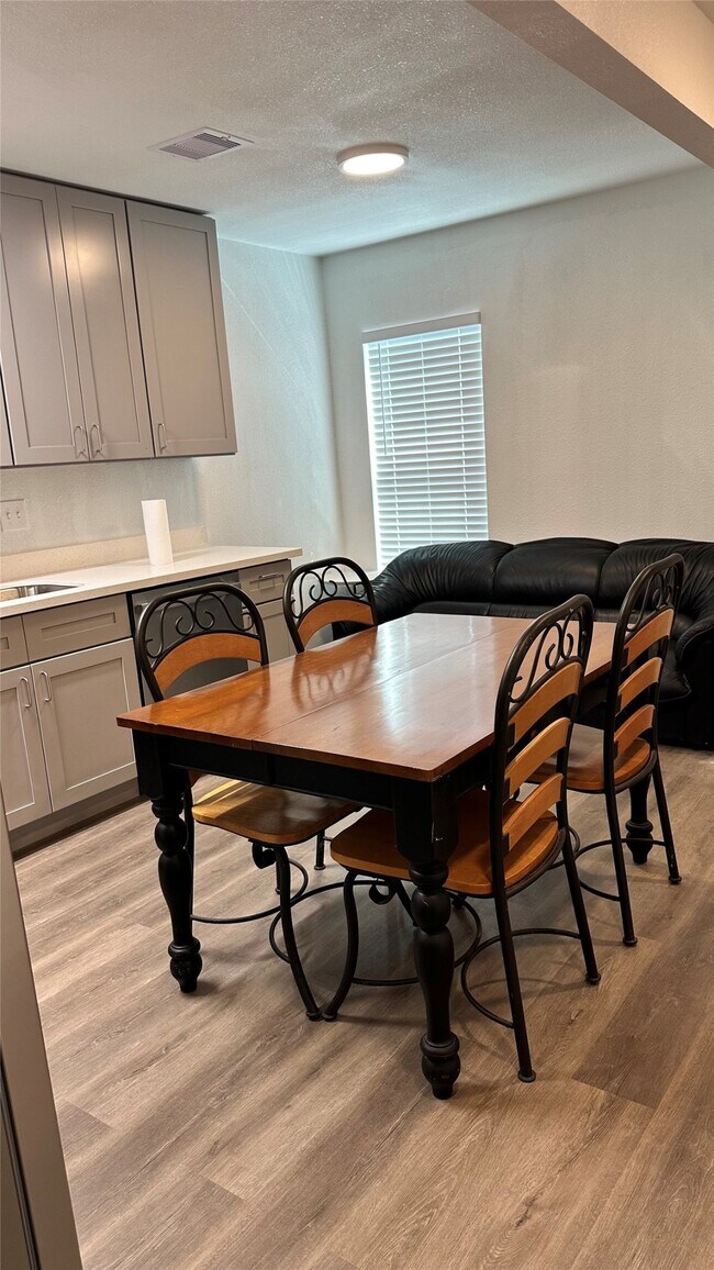 Foto del edificio - 6200 Ranchester Dr