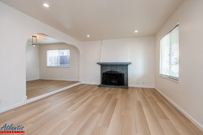 Building Photo - Beautiful & Spacious Home | LVP Flooring |...