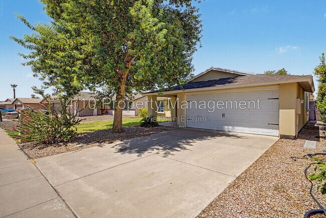 Building Photo - 2104 N Comanche Dr