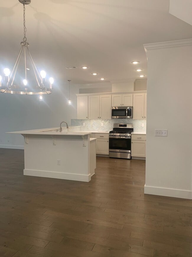 Foto del edificio - Available For Immediate 6 Month Or Shorter Lease