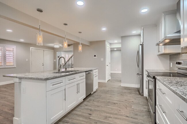 Building Photo - Remodeled Single-Family Home Near Cherry C...