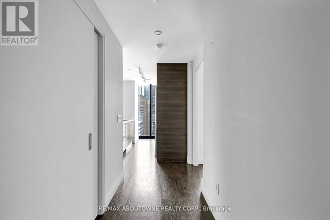 Building Photo - 2906-224-1224 King St W