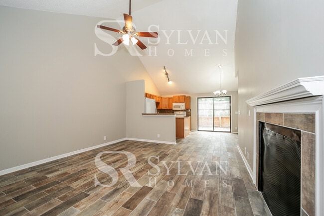 Building Photo - Feel right at home in this charming 3 bedroom, 2 bathroom home