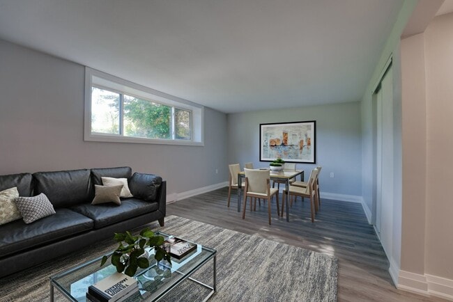 Photo du bâtiment - 3 -19 Baker Street Now Available For Rent!