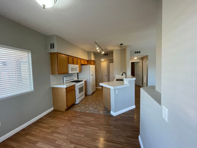 Foto del edificio - 2 bedroom upgraded condo in Silverado Ranch