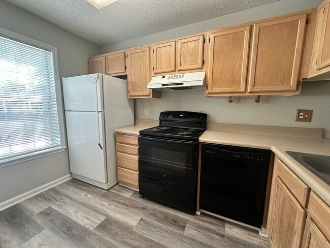 Building Photo - 2 bed, 1.5 bath townhome near I-20 & Bobby...