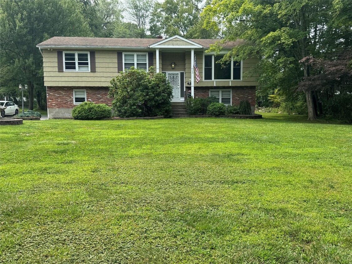 Primary Photo - 553 Cross Hill Ln