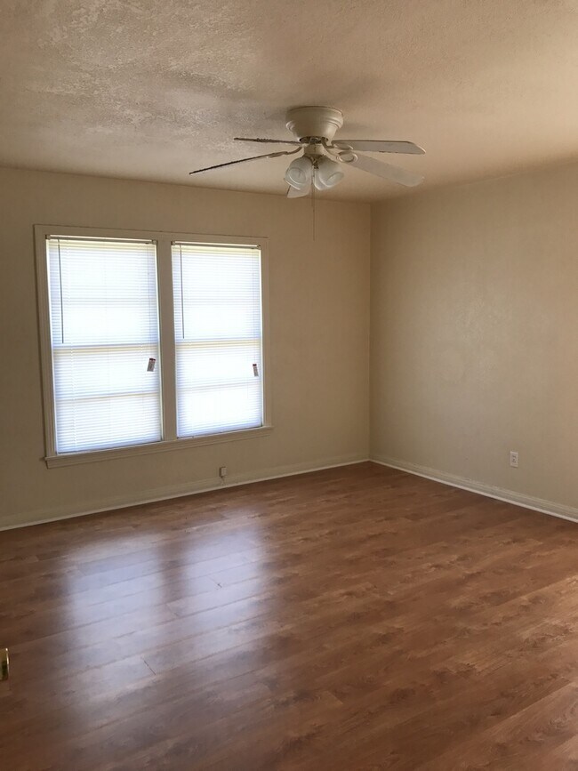 Foto del edificio - 2113 Richter Ave