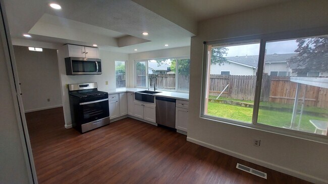 Foto del edificio - Spacious 4 bedroom, 3 bath home Tri-level in the Scottsdale East Area between Florin Rd and Gerbe...