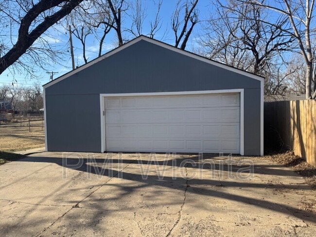 Building Photo - 923 N Sheridan St